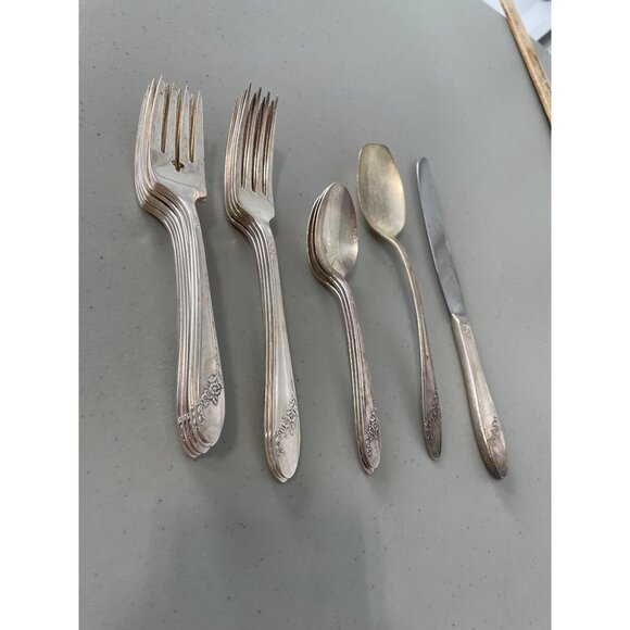 1946 Tudor Plate Oneida Queen Bess II Silverware 16 Piece Set Floral Vintage - Picture 3 of 10